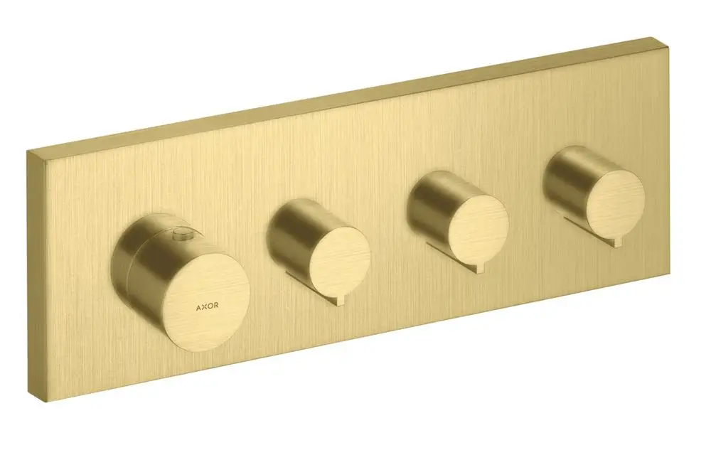 Thermostatmodul in gebürstetem Messing mit vier Drehknöpfen auf einer rechteckigen Wandplatte, Marke AXOR. Ideal für die Steuerung von mehreren Wasserverbrauchern.